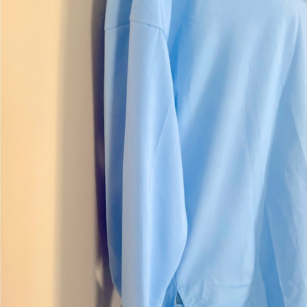 X-Large button down with ties on the side women’s shirt. - Picture 4 of 6